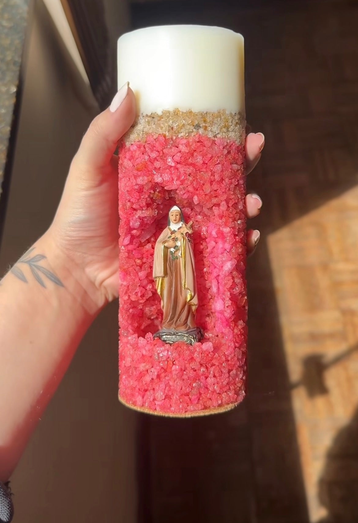 [Compre 1 e Leve 2]  Vela Artesanal Santa Teresinha - Cristais Rosa e Ouro Premium