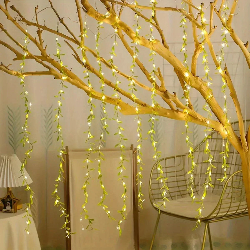 Cortina de Luzes Natalinas com Folhas – Encanto e Magia em Cada Detalhe