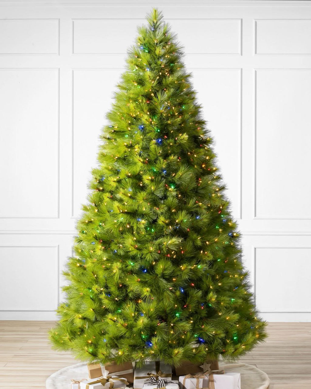 Árvore de Natal Verde Monterey Pine com Galhos Longos, Suporte Metálico e Micro LEDs Coloridos Embutidos