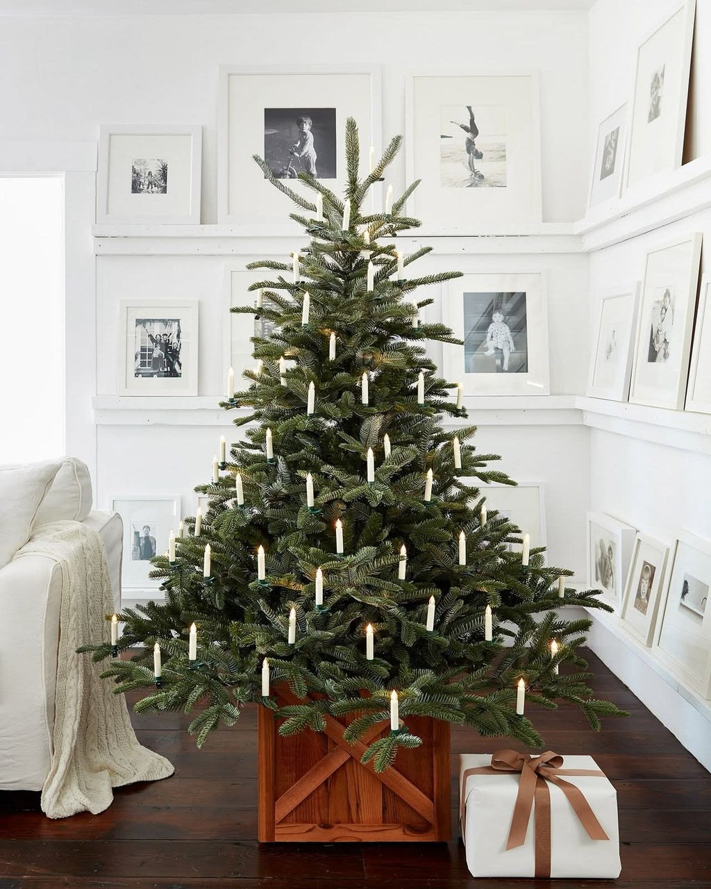 Árvore de Natal European Fir com Galhos Articulados, Suporte Metálico e Micro LEDs Embutidos