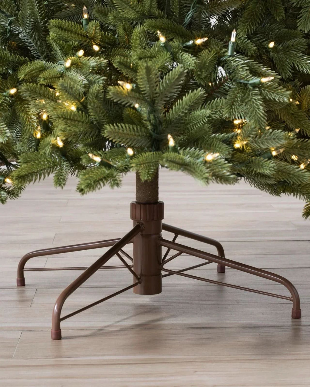 Árvore de Natal Silverado Slim com Galhos Articulados, Suporte Metálico e Micro LEDs Embutidos